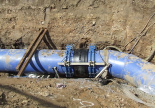 Dealing with longitudinal forces in a polyethylene pipeline under pressure